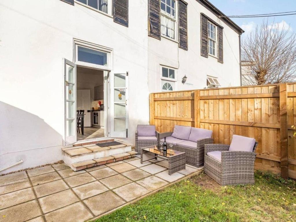 Lovely Villa 1 King 1 double sofa 4 single beds, Torquay Updated 2024