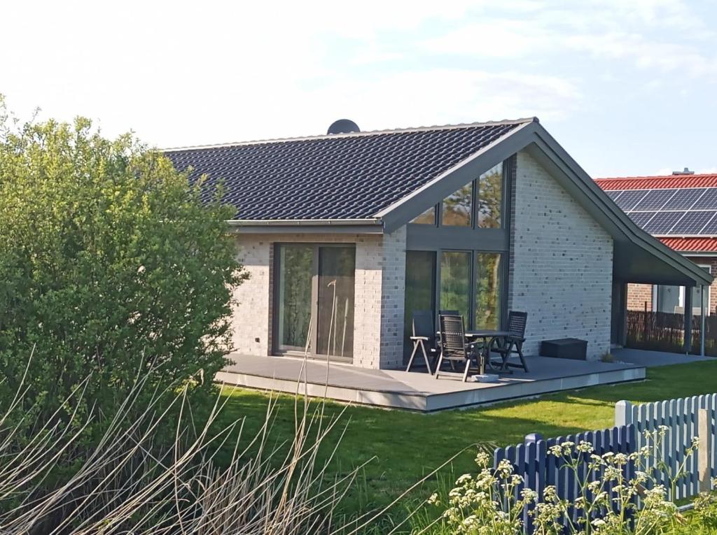 Cette petite maison dispose d'une terrasse. dans l'établissement Haus JadeMuschel - behagliches Haus mit Aussicht, à Schweiburg