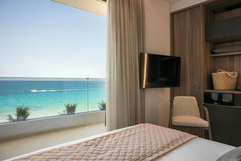 TV a/nebo společenská místnost v ubytování SEA ZANTE Luxury Beachfront Retreat