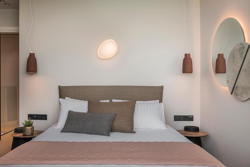 Postel nebo postele na pokoji v ubytování SEA ZANTE Luxury Beachfront Retreat
