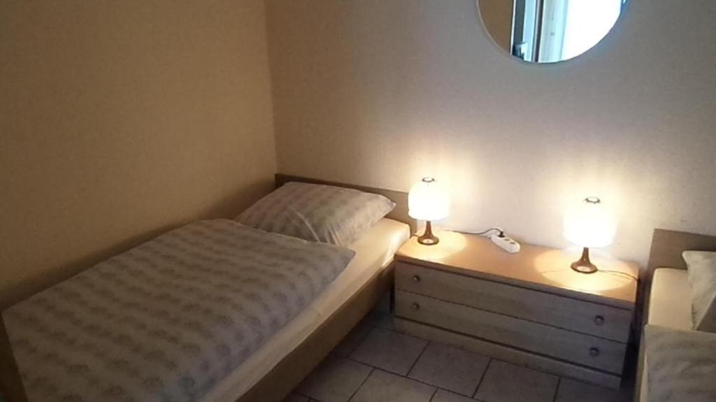 een slaapkamer met een bed en 2 lampen op nachtkastjes bij Bachlauf in Nahrendorf