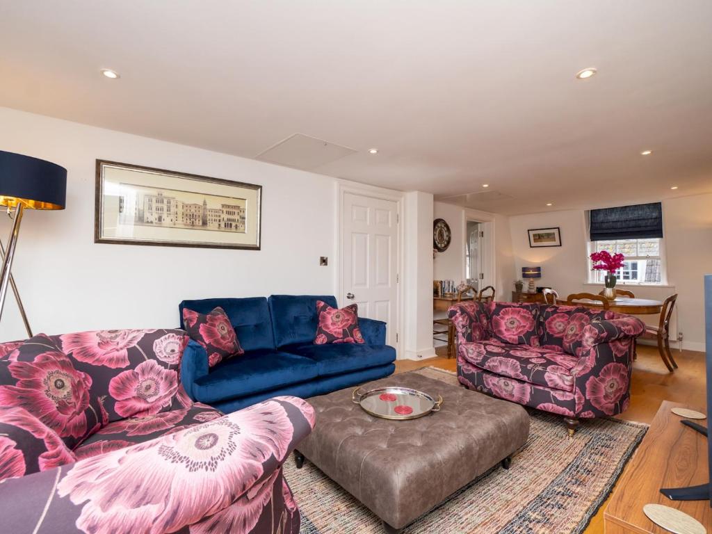 a living room with two couches and a table at Pass the Keys 2 bed flat in the heart of Bath in Bath