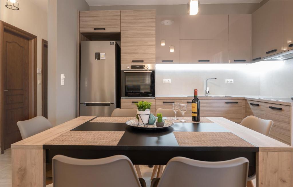A kitchen or kitchenette at AMELIA HOUSE
