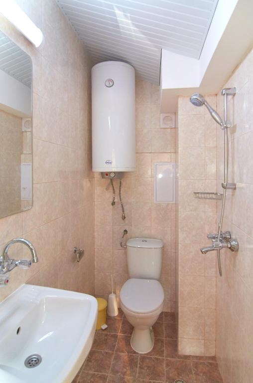 A bathroom at Batak Studio