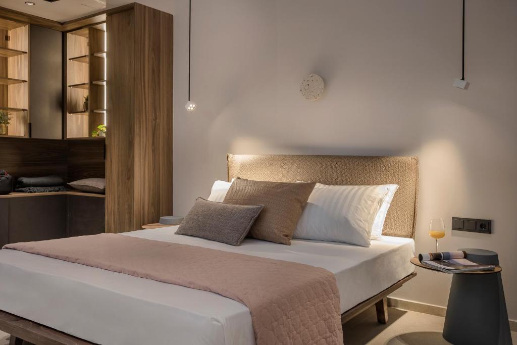 Postel nebo postele na pokoji v ubytování SEA ZANTE Luxury Beachfront Retreat
