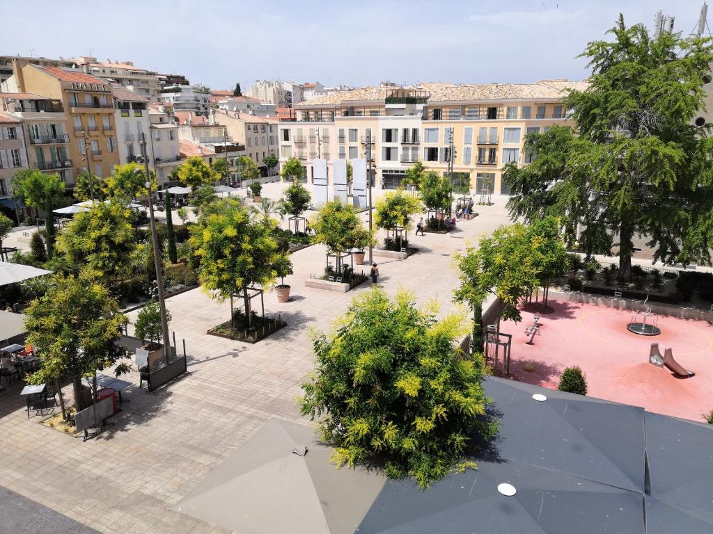 uma vista aérea de uma praça com árvores e edifícios em spacieux logement vieil antibes climatisé 5 minutes plages em Antibes