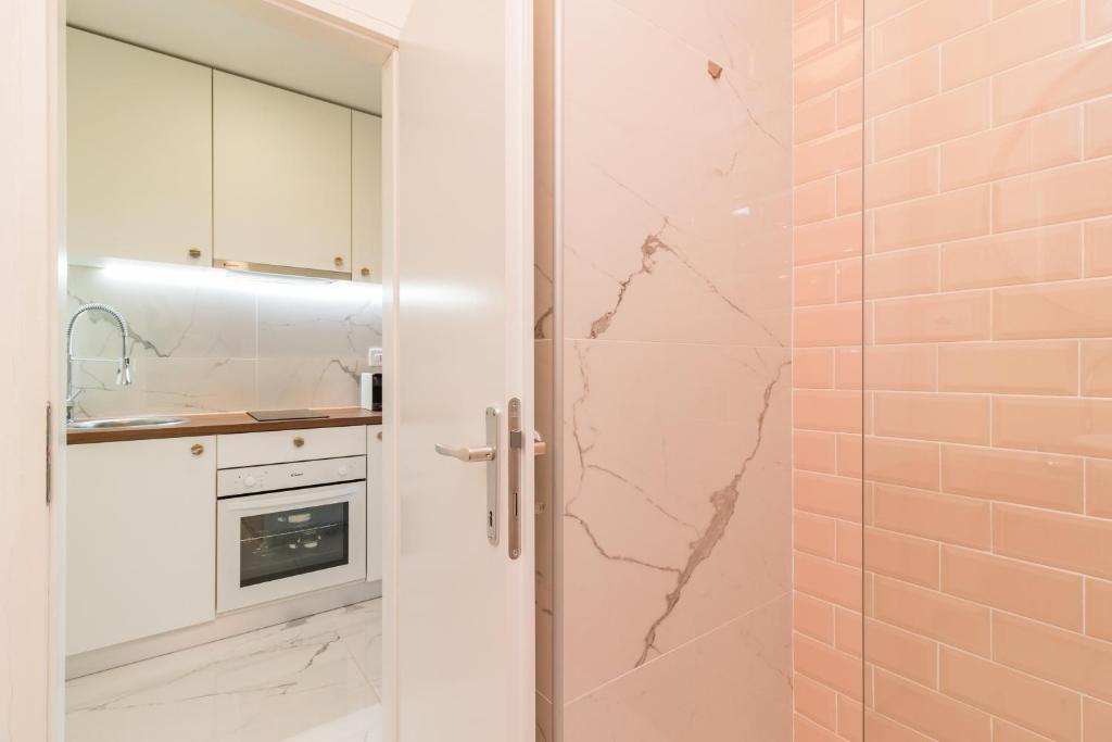 Kuchnia lub aneks kuchenny w obiekcie TOP FLOOR MODERN APARTMENT WITH INCREDIBLE VIEWS