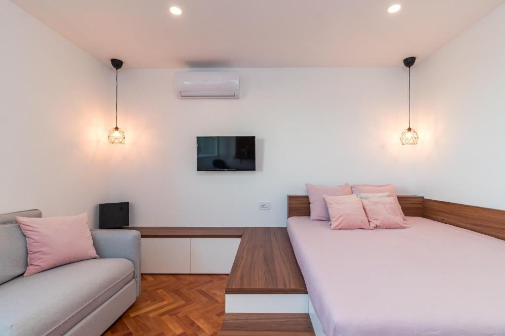 Telewizja i/lub zestaw kina domowego w obiekcie TOP FLOOR MODERN APARTMENT WITH INCREDIBLE VIEWS