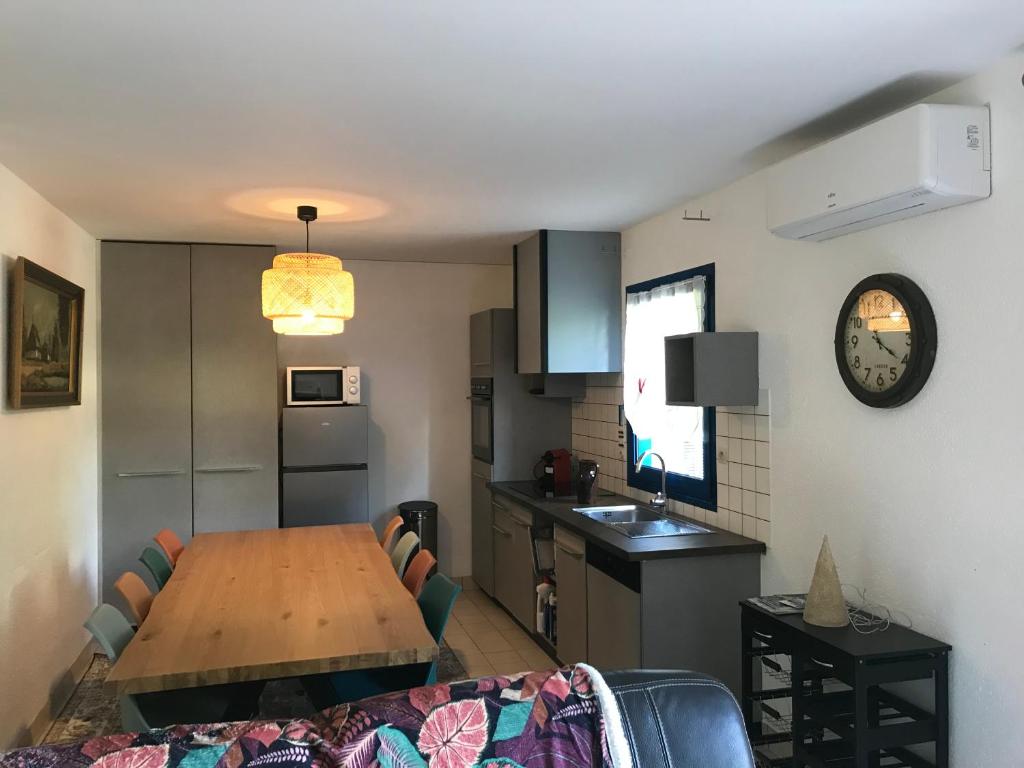 Kuchyňa alebo kuchynka v ubytovaní Gîte Milin à Sizun Hébergement Confortable pour 7 pers