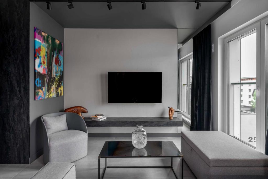 Televízia a/alebo spoločenská miestnosť v ubytovaní Niegaleria Apartament