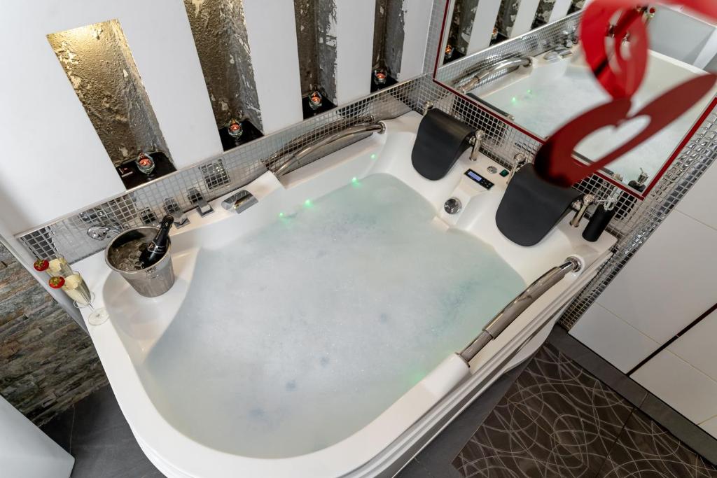 Komorowski Luxury Guest Rooms - Resim 25