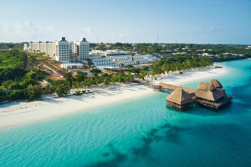 eine Luftansicht auf einen Strand mit einem Resort in der Unterkunft Hotel Riu Jambo - All Inclusive in Nungwi