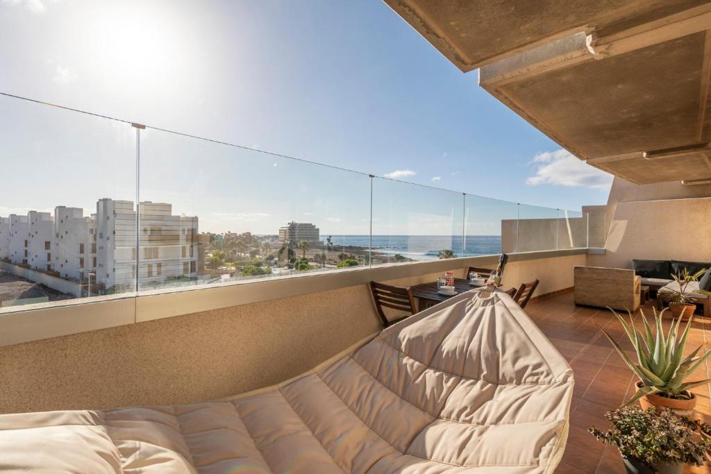 salon z kanapą i dużym oknem w obiekcie MEDANO4YOU The Penthouse La Jaquita w mieście El Médano