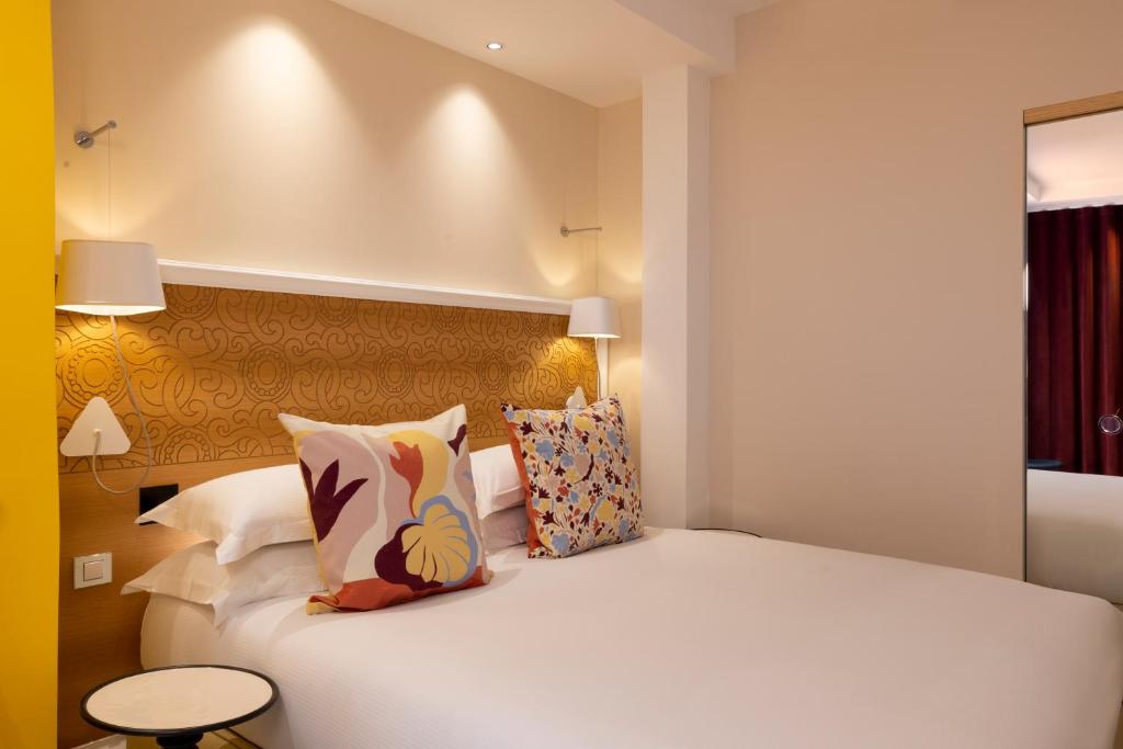 Postel nebo postele na pokoji v ubytování Hotel Elysees 8