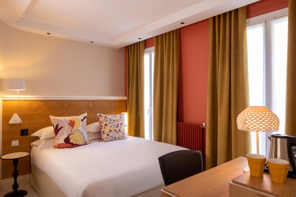 Postel nebo postele na pokoji v ubytování Hotel Elysees 8