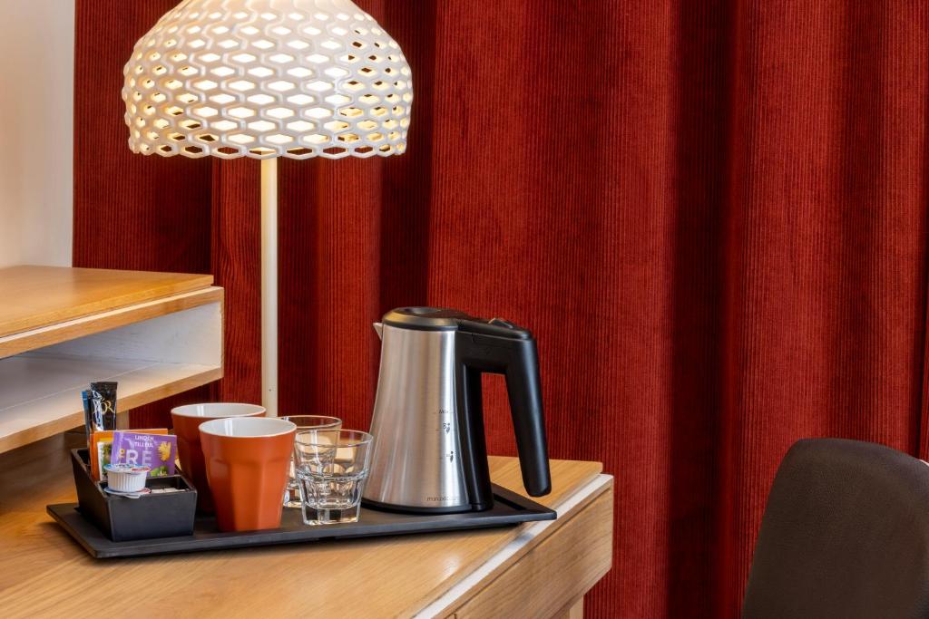 Příslušenství pro přípravu čaje a kávy v ubytování Hotel Elysees 8