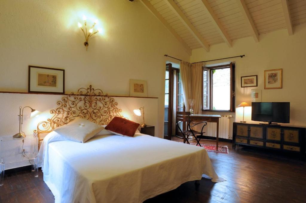 Televízia a/alebo spoločenská miestnosť v ubytovaní Borgata Cantone Country House B&B