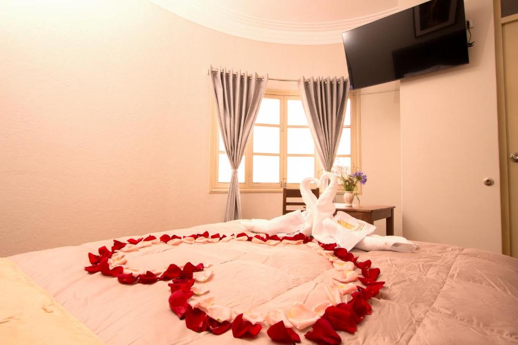 Postel nebo postele na pokoji v ubytování Hostal Virreinal AQP
