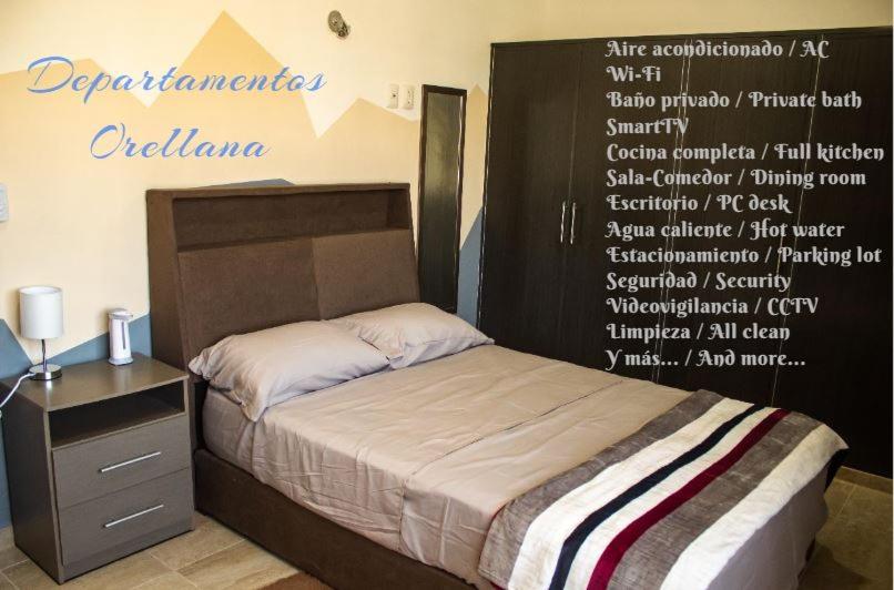 1 dormitorio con 1 cama con escritura en la pared en Departamento Orellana 11 en Chetumal