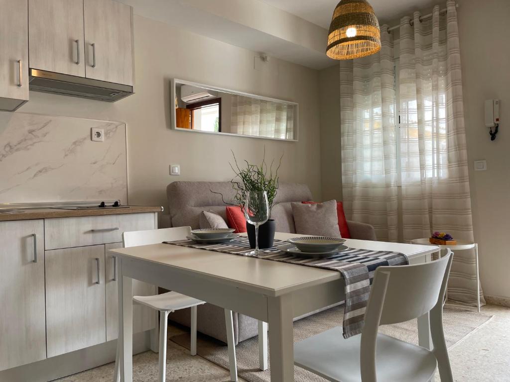 埃爾博斯克的住宿－Apartamento El Refugio，厨房以及带桌椅的用餐室。