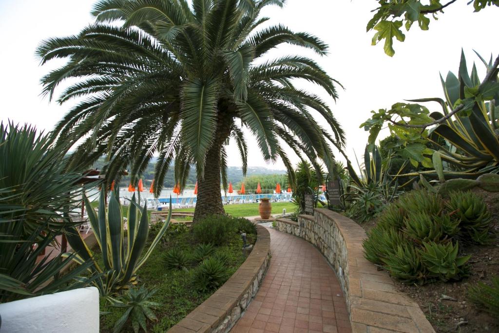 Ogród w obiekcie Hotel Cala di Mola