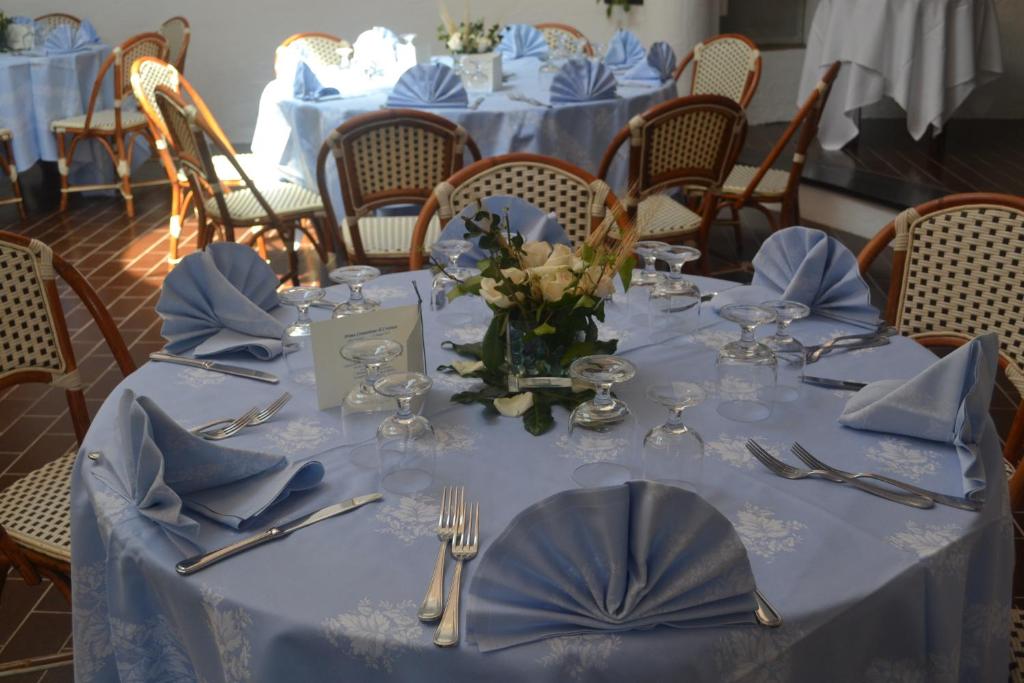 Restauracja lub miejsce do jedzenia w obiekcie Hotel Cala di Mola