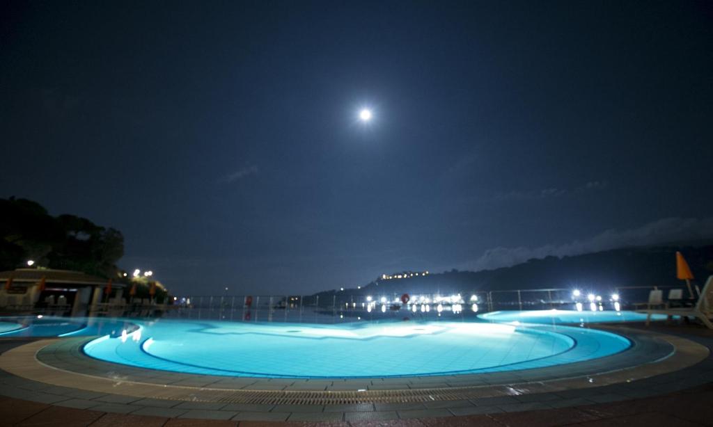Basen w obiekcie Hotel Cala di Mola lub w pobliżu