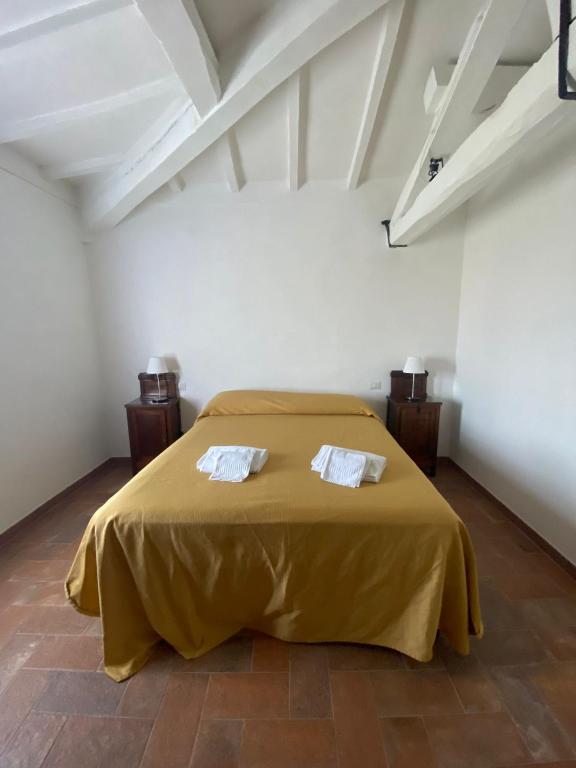 A bed or beds in a room at Agriturismo Diffuso Monte Oliveto Maggiore