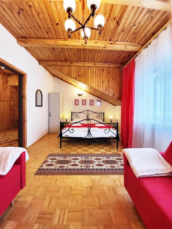 sypialnia z łóżkiem i drewnianym sufitem w obiekcie HUSARSKA 60 w Warszawie