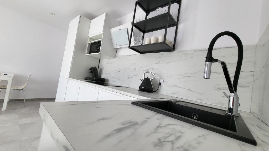 Kuchyňa alebo kuchynka v ubytovaní Apartamenty 8 i 10 osobowe Koniakówka Resort