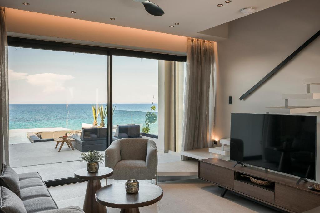 TV a/nebo společenská místnost v ubytování SEA ZANTE Luxury Beachfront Retreat