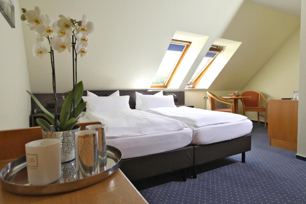 Postel nebo postele na pokoji v ubytování Hotel Am See