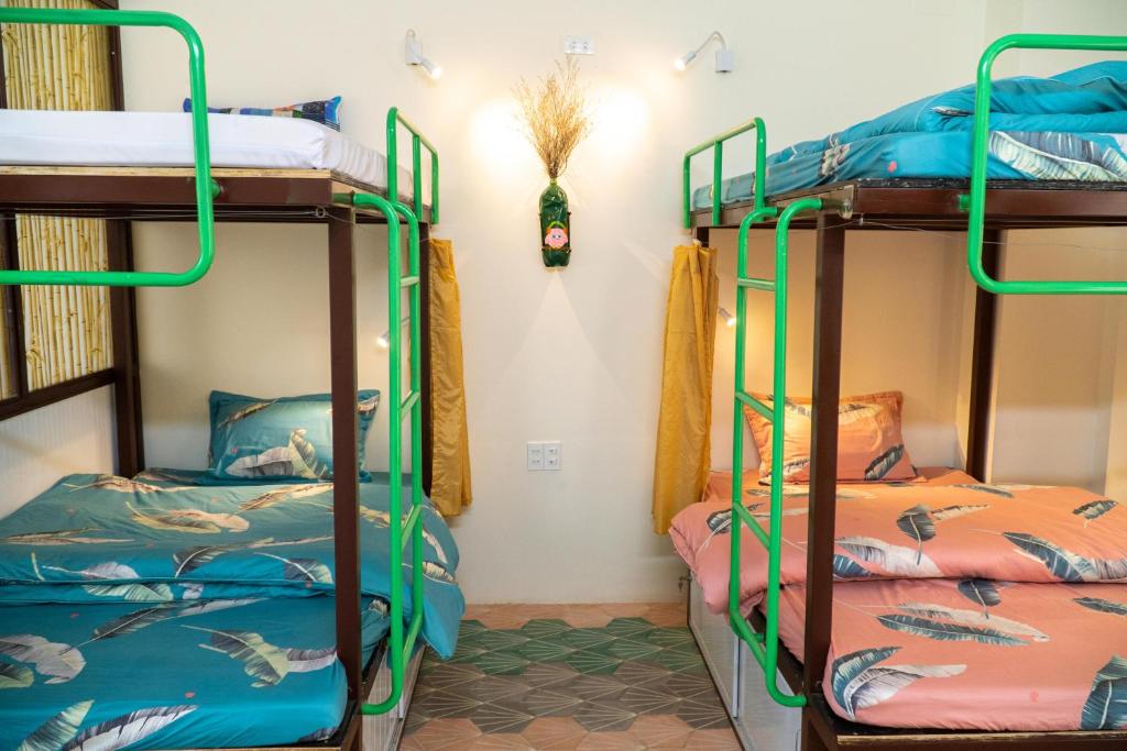 Giường trong phòng chung tại Hue Eco Homestay
