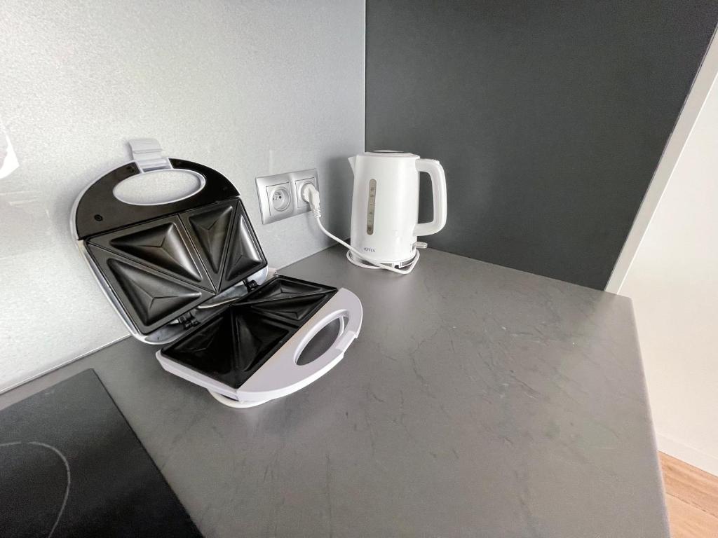 Príslušenstvo na prípravu kávy alebo čaju v ubytovaní Nowy apartament w okolicach centrum