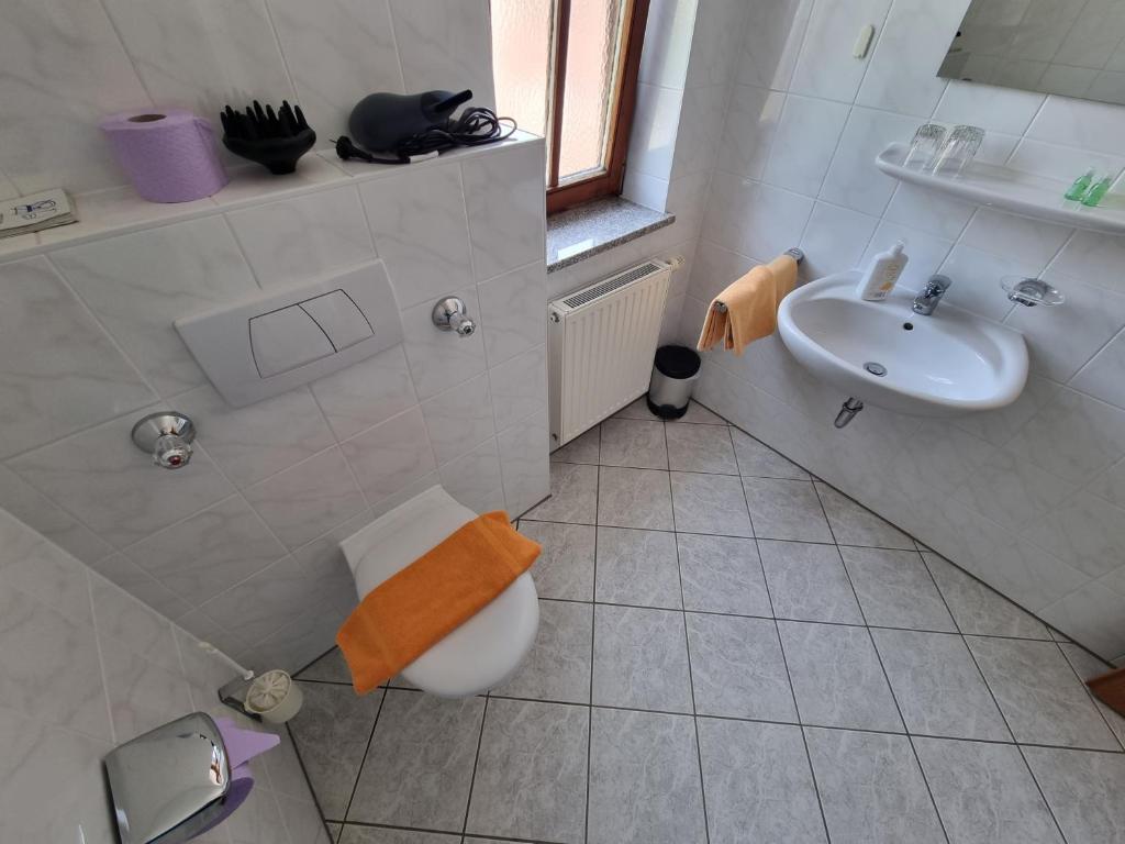 Koupelna v ubytování Hotel Pension Geiger