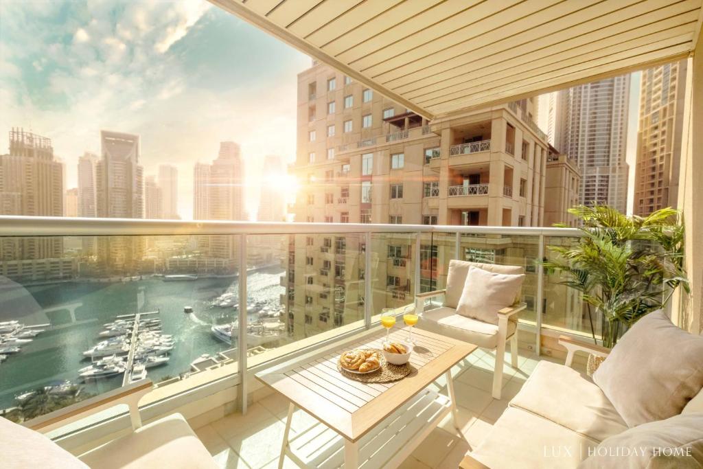 een balkon met uitzicht op de stad bij LUX - The Ultimate Marina View Deluxe Suite in Dubai