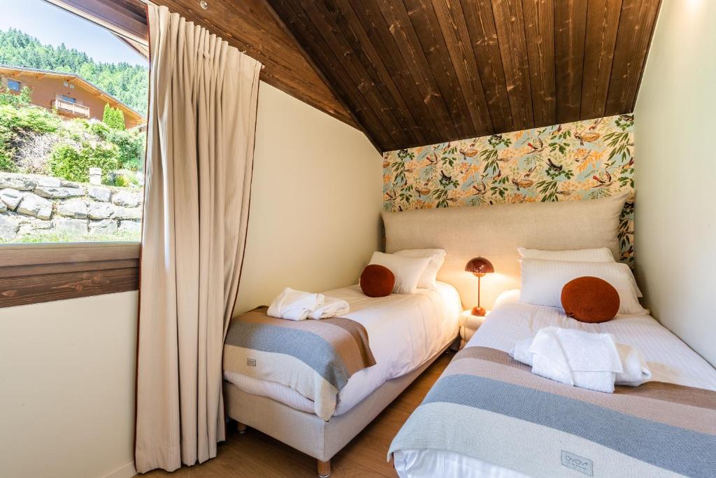Łóżko lub łóżka w pokoju w obiekcie Chalet Cipolin Morzine - by EMERALD STAY