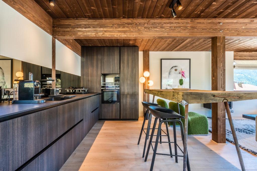 Kuchnia lub aneks kuchenny w obiekcie Chalet Cipolin Morzine - by EMERALD STAY