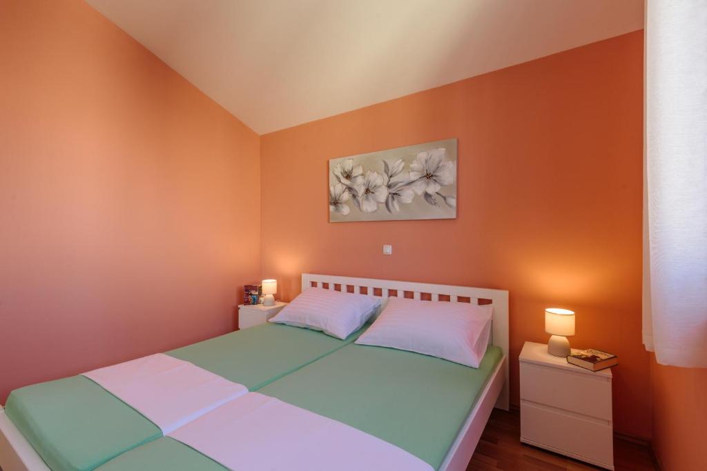 Posteľ alebo postele v izbe v ubytovaní Apartmani Emil