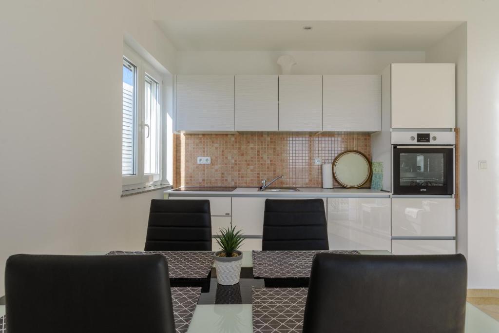 Kuchyňa alebo kuchynka v ubytovaní Apartmani Emil