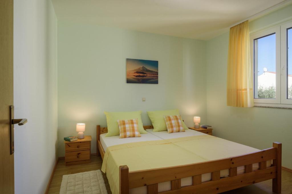 Posteľ alebo postele v izbe v ubytovaní Apartmani Emil