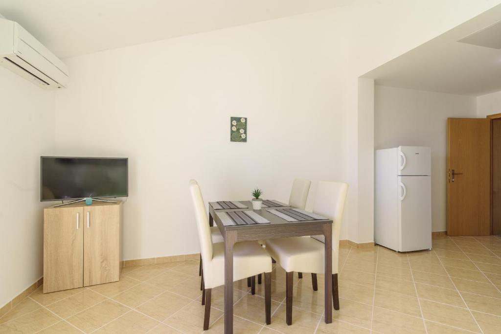 Kuchyňa alebo kuchynka v ubytovaní Apartmani Emil