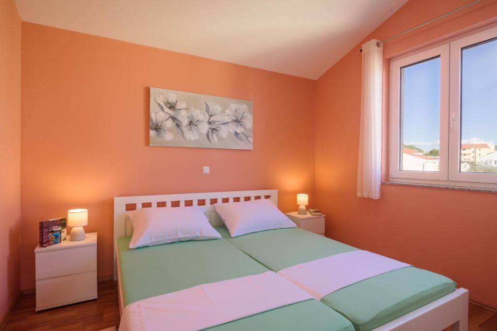 Posteľ alebo postele v izbe v ubytovaní Apartmani Emil
