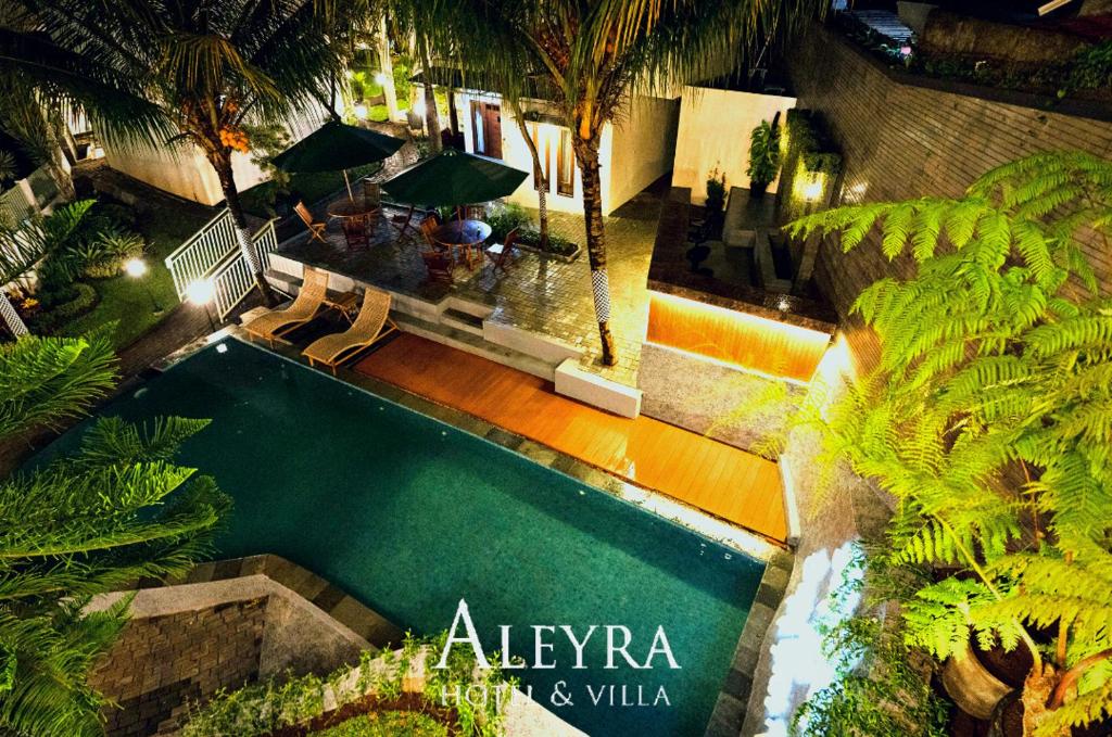 Bazén v ubytování Aleyra Hotel and Villa's Garut nebo v jeho okolí