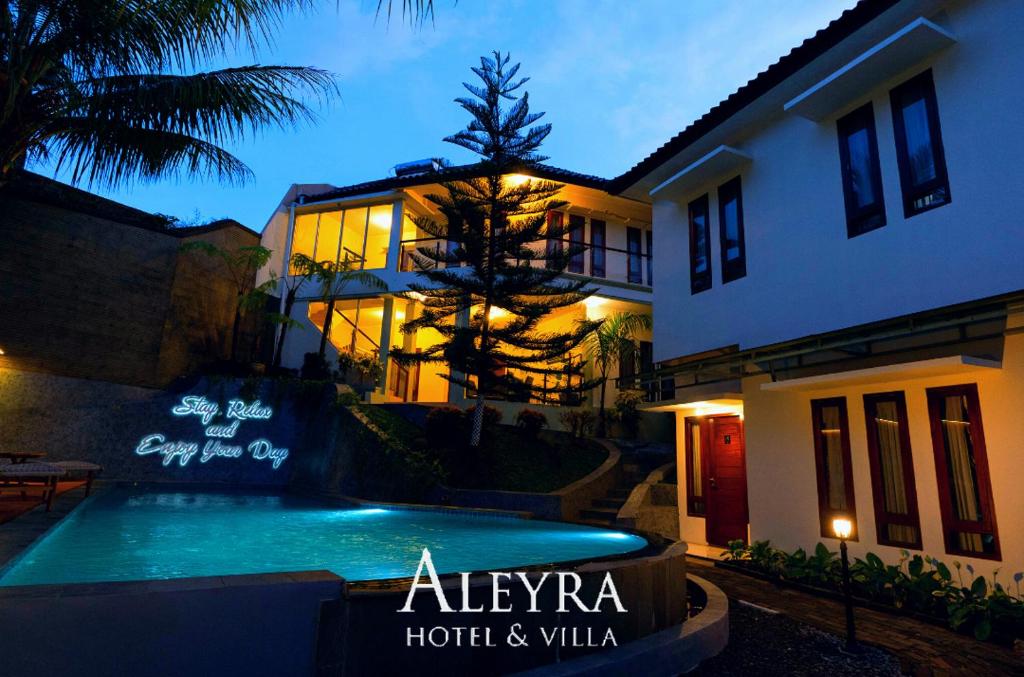 Bazén v ubytování Aleyra Hotel and Villa's Garut nebo v jeho okolí