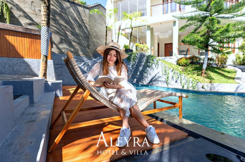 Bazén v ubytování Aleyra Hotel and Villa's Garut nebo v jeho okolí