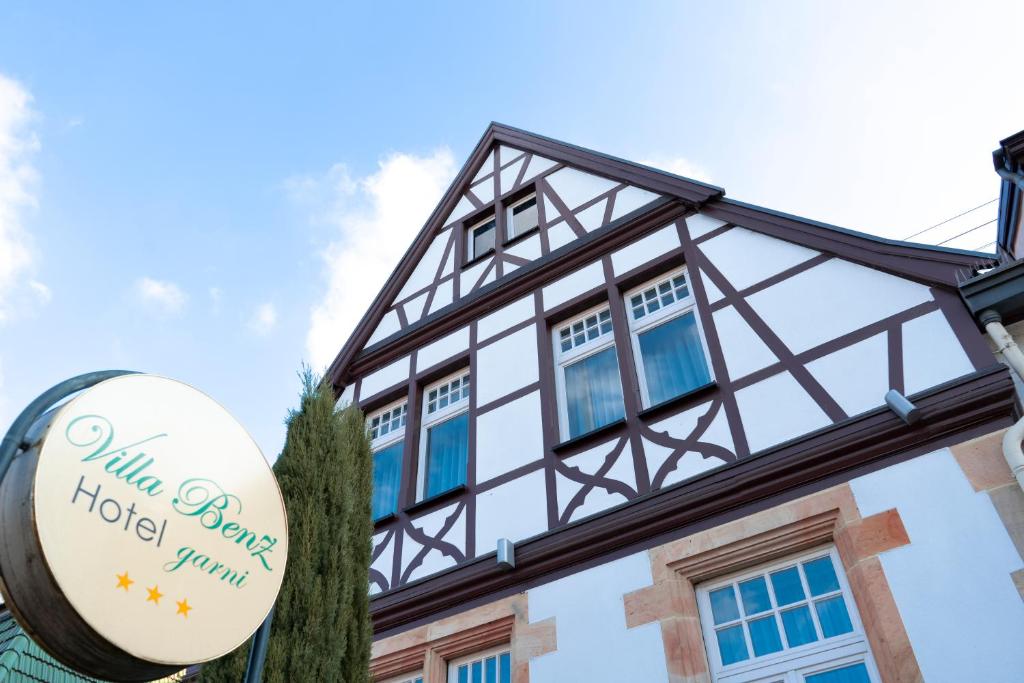 un bâtiment avec un panneau devant lui dans l'établissement Villa Benz Hotel garni, à Schwetzingen