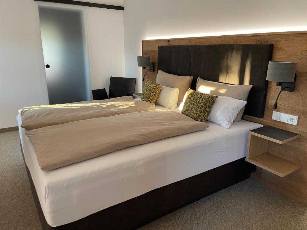 1 dormitorio con 1 cama grande y cabecero de madera en Kondrauer Hof en Waldsassen