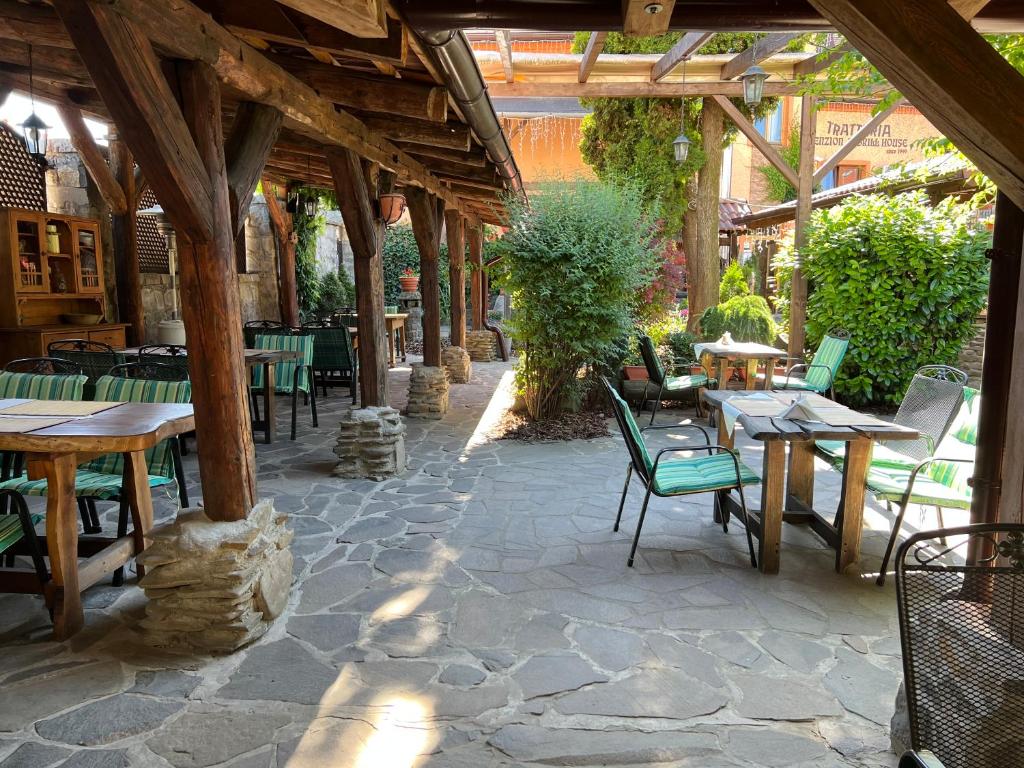 Reštaurácia alebo iné gastronomické zariadenie v ubytovaní Penzion Trattoria