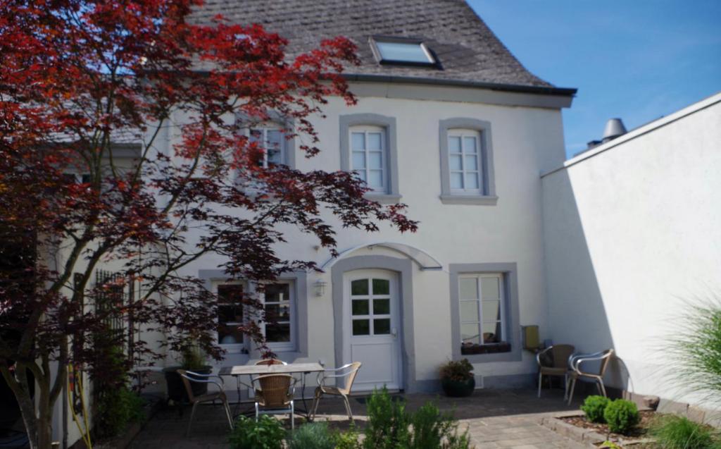 Casa blanca con mesa y sillas en Für Liebhaber des Besonderen, en Trier